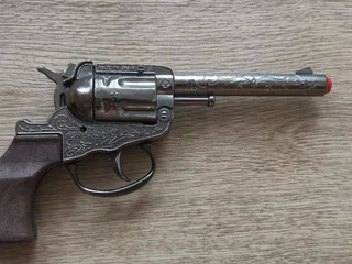 Детский игрушечный пистолет