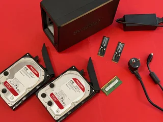 NAS **Synology 720+** в хорошем состоянии, в комплекте 2х**WD Red 4TB** как основные накомпители, 2x**WD Black SN750 500GB** NVMe SSD как SSD кэш и **8GB** планка оперативки (да, оффициально он 8 не поддерживает, но прекрасно с ней работает
