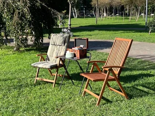 **Продаю** 2 складных деревянных кресла в комплекте с мягкими сидушками на весь стул. Раскладываются по типу шезлонга. Удобные, хорошего качества, натуральное дерево. Куплены в Юске за