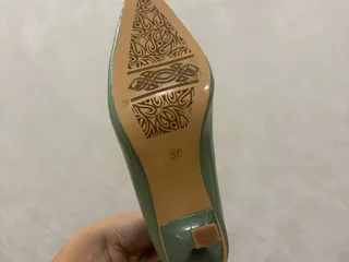 Клоги и бархатное пончо
