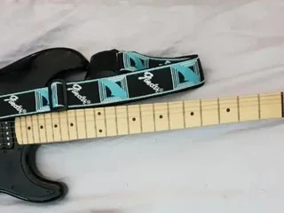 Классическая форма Strat с двумя хамбакерами, подойдёт для рока, хард-рока и металла. Гитаре 6 лет, дерево хорошо выдержано, играется отлично. Кленовый гриф. В комплекте хороший чехол и оригинальный ремень Fender.