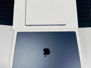 MacBook Air 13,6 дюйма (2025 г.) M4, 16 ГБ ОЗУ, 256 ГБ SSD