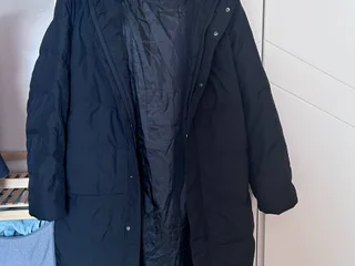 Пуховик размера XS Uniqlo, мужской раздел, но подойдет на любой пол.