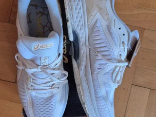 Абсолютно новые мужские кроссовки Asics, размер EU 43,5.