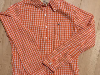 Рубашка Hollister. Очень приятная к телу. Я носила на размер M.