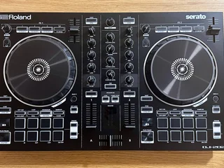DJ контроллер Roland DJ-202