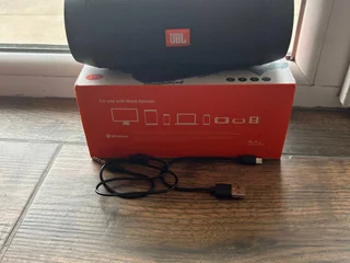Портативная колонка jbl в отличном состоянии, полный комплект
