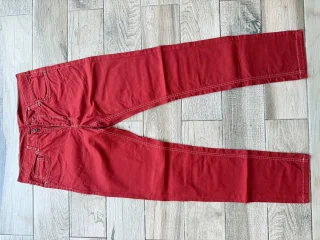 Брюки Montezemolo (Италия) 100₾. Премиальный итальянский бренд. Яркий бордовый цвет, качественный плотный хлопок с аккуратной контрастной строчкой. Состояние новых, покупались в Италии, надевались буквально пару раз.
