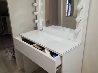 Стол с тумбой и зеркалом