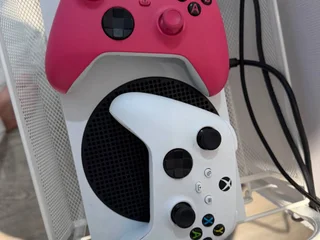 Xbox Series S 512GB с двумя джойстиками