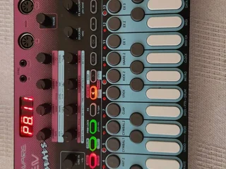 **Sonicware LIVEN Bass & Beats — синтезатор и драм-машина**