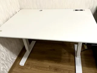 стол с электрической регулировкой высоты Cougar Royal 120 PURE Белый. Столом пользовались год, все работает идеально,единственный нюанс это небольшая потёртость на ножке(на фото видно), в целом стол в отличном состоянии и готов к продаже.