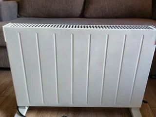 обогреватель / конвектор. 2000W, размеры примерно 70х45 см. Моментально разогревается, легкий по весу. Район метро сити / гранд молл.