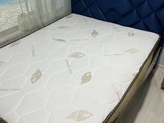 двуспальную кровать, в хорошем состоянии