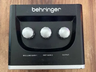 Звуковая карта Behringer UM2