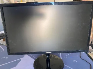 Монитор Samsung с кабелями