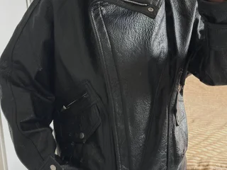 Новая эффектная куртка Zara экокожа XS. Заказывала с Греции. На меня всё равно велика. Отлично на рост выше 165см.