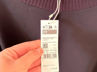 Платье черное Benetton новое с биркой. Посередине шов, короткие рукава, плотная ткань, длина выше колена