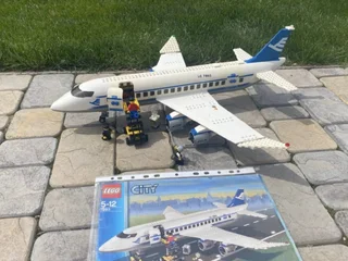 **LEGO 7893 — Пассажирский самолёт (2006г.)**