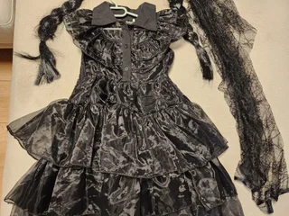 Костюм на Хэллоуин Halloween для девочки 5-7 лет. Идеально на рост 110-116. Костюм Wednesday или героини мультика Тима Бёртона про мертвую невесту. Костюм с аксессуарами: парик и фата. Новый, надели один раз на фотосессию.