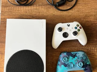 Игровая приставка Xbox Series S с двумя джойстиками
