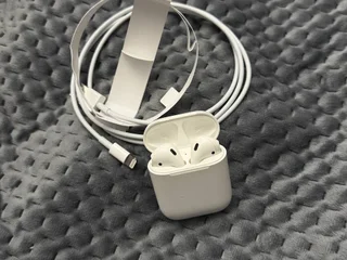 AirPods 1-е поколение и провод Lightning