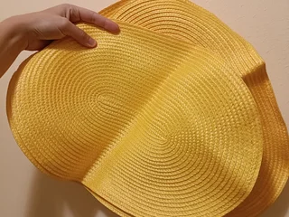 ​овальные плетёные салфетки на стол. так и не пользовалась ими, все это время просто скучали и лежали в кухонном шкафу, поэтому мятые
