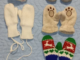 Вязаная кепка, шапки, варежки, перчатки, манижка, зимние наушники, всё на 1-2 и 2-3 года