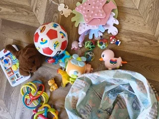 Игрушки пакетом, корзина для игрушек и коврики для ванной/душевой на присосках