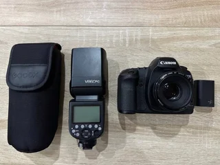 Canon 5D Mark II (Full Frame) с объективом Canon 50mm и вспышкой Godox V860III