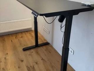 стол с регулировкой высоты Е-TABLE, состояние отличное,сама столешница тоже как новая, механизм работает прекрасно, никаких нареканий на это нет,активно использовался около полу года,на данный момент переезжаем и возможности взять стол к сожалению нет