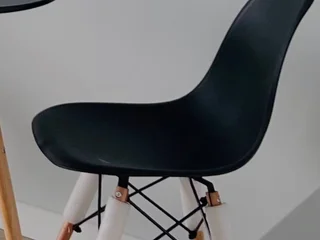 Стулья пластиковые черные