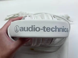 профессиональные мониторные наушники Audio Technica ATH-M50X белые. Состояние самих наушников 9/10, звук отличный. В комплекте фирменный мешочек (потрёпанный, видно на фото), один фирменный кабель 3.5мм.