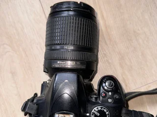 Зеркальный фотоаппарат Nikon D3300 с объективом 18-140