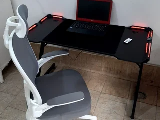 Продаю рабочее место: игровой стол и компьютерное кресло