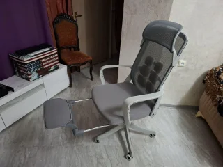 Офисное кресло с подножкой