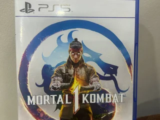 диск PlayStation пять Mortal Kombat один, диск в идеальном состоянии без царапин с коробкой без трещин и картинкой