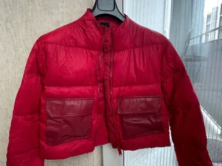 Красноя короткая куртка Armani Exchange, размер S