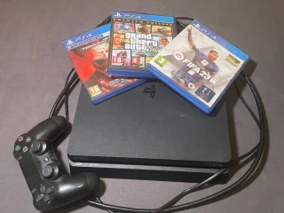PlayStation 4 с 3 играми и джойстиком