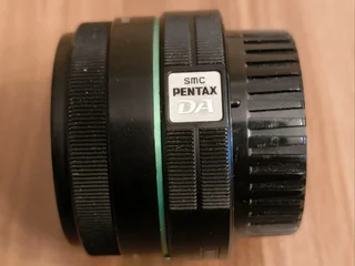 Светосильный фикс-объектив для кроп-камер Pentax (APS-C).