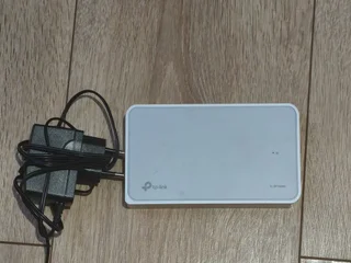 Свитч TP-Link TL-SF1008D + Патч-корд Cablexpert UTP Cat5e 5м + Патч-корд UTP Cat5e 3.5м + Кабель DisplayPort + Держатель для наушников + Переходники под евророзетку (5 шт.) + Металлическая пластина для монитора 30 см