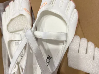 НОВЫЕ Кроссовки пятипалые по классификации относятся к категории five-toed или five fingers и составляют отдельную нишу «босоногой» обуви или barefoot shoes.