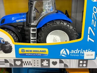 Игрушечный трактор
