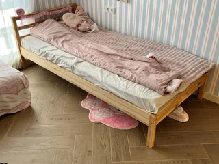 кровать 90×200 см из массива сосны. Сделана в Беларуси и привезена оттуда же. Прочная, натуральное дерево.