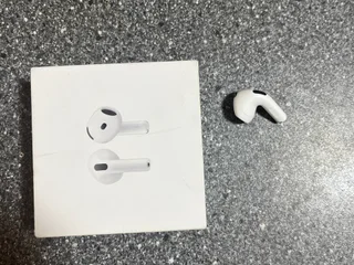 Левый наушник AirPods 4