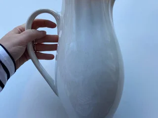 Большой керамический кувшин