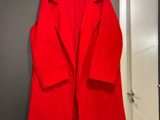 Легкое алое пальто