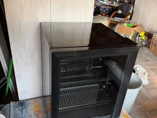 **Мини-холодильник HYUNDAI RHSW70B.НОВЫЙ!!!Регулируемая подсветка.**