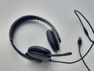 Комплект: USB-гарнитура и клавиатура Microsoft