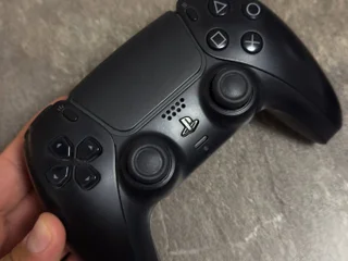 два оригинальных беспроводных контроллера DualSense для PlayStation 5.